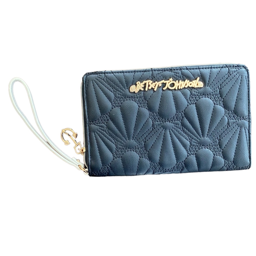 Betsey Johnson black ”Shell Yeah” Wallet wristlet